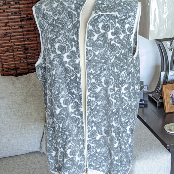 Laura Scott.  Vest.    A142 - Picture 2 of 4